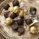 Willie's Cacao mini kakaový lusk mléčná čokoláda s karamelem s marakujou 75g - Krásný zlatý kakaový lusk, obsahující bonbóny černé perly. Ty jsou plněné karamelem s marakujou. Jako odměna Vám zůstane originální plechová krabička, do které si perly můžete 