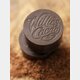 Willie's Cacao Madagascan Black, 100% Sambirano čokoládový váleček 180g - Čistá plantážní 100% čokoláda z Madagaskaru pro široké použití při vaření, pečení a tvorbě různých čokoládových pochutinek. Tvar válečku umožňuje snadné strouhání.Je tak ideálním po