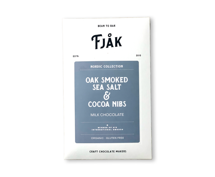 FJAK Sjokolade 45% mléčná čokoláda OAK SMOKED SALT s uzenou mořskou solí BIO 60 g